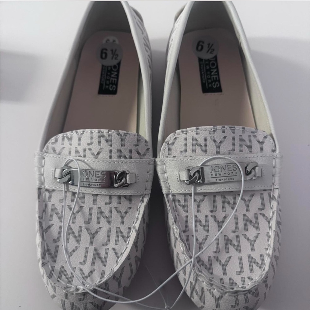 Jones New York Women's White and Gray Patterned Loafers